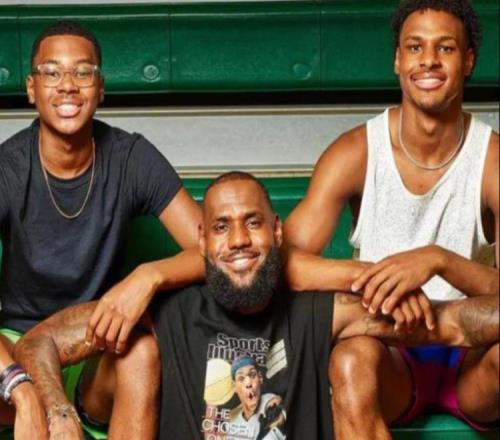 WoC！父子三人同臺！詹姆斯還想創(chuàng)造NBA紀(jì)錄！