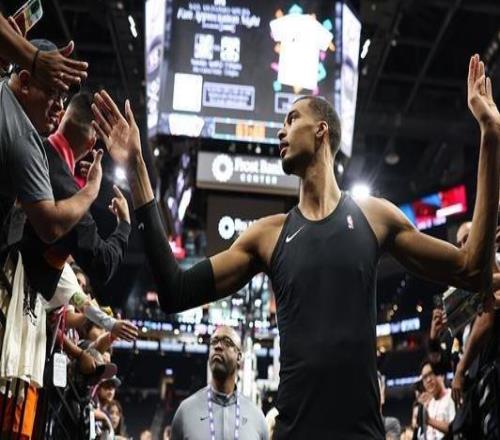 文班談季后賽：期待高強(qiáng)度比賽淘汰賽總能揭示許多東西