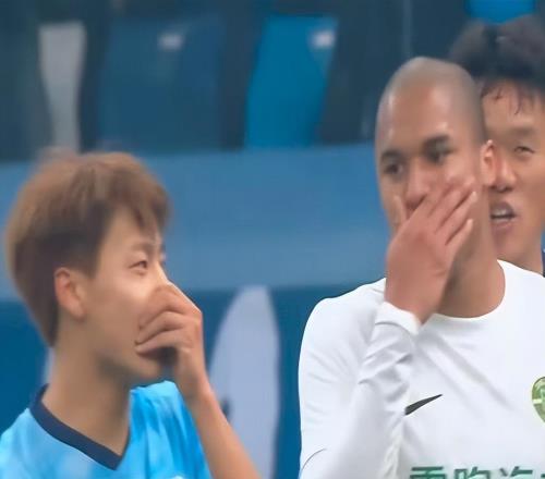 中超球員捂嘴互懟，聯(lián)賽進入“文明培訓(xùn)”時代，李鎮(zhèn)全效應(yīng)已顯現(xiàn)