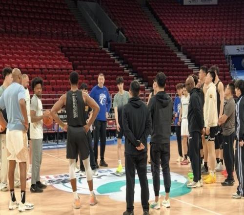 备战北京！洛夫顿白边缺席，卢伟亲承可出战季后赛，今晚享受比赛