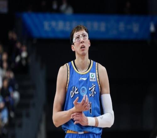 本土内线PK！王哲林24+17+9前板完胜周琦总分超刘炜豪取19连胜