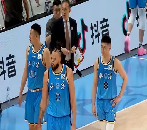 北京輸球揪出廢材！15中3瘋狂打鐵坑慘北京，球迷：一碰硬茬就萎