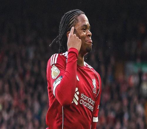 精彩兜射破門，17歲小將恩古莫哈打入他在安菲爾德的首球