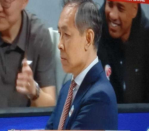 死腦筋！被一人投進9記三分，許帥卻束手無策，解說：變下防守呀