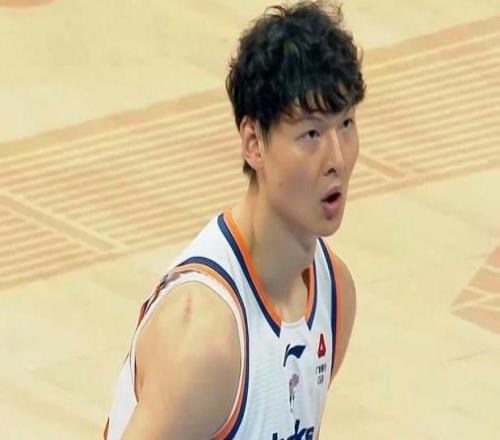 王哲林24+17新賽季最硬一戰(zhàn)！末節(jié)遭周琦“砍鯊”戰(zhàn)術(shù)關(guān)鍵2罰全中