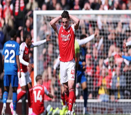 TA：目前阿森納看起來(lái)不像是一支能憑自己實(shí)力拿下冠軍的球隊(duì)