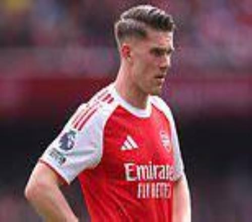 槍手6400萬(wàn)新援甩鍋?zhàn)约仪驁?chǎng)：草皮太干，空門(mén)踢飛