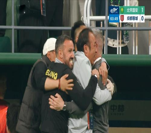 補(bǔ)時(shí)絕殺！成都蓉城21逆轉(zhuǎn)國(guó)安，裁判爭(zhēng)議不斷：韋世豪逃紅成MVP