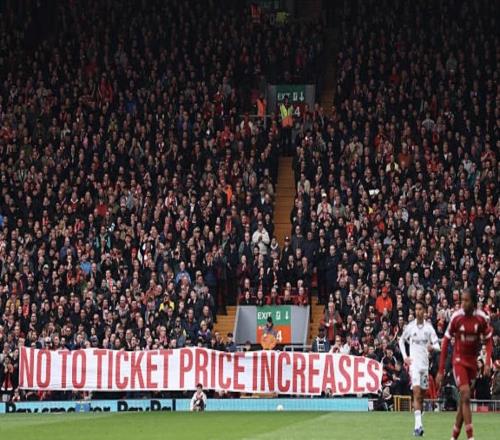 抗議芬威提高票價(jià)，利物浦球迷高喊：把你們的定價(jià)塞回屁股里