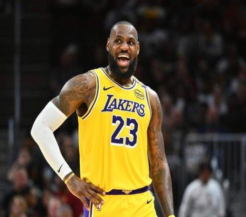 41歲詹皇單核鎖主場！東契奇報銷后，他扛起整個湖人