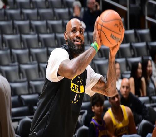 湖人收官戰(zhàn)藏了手狠活：詹姆斯半場打卡，45年隊(duì)史第人誕生