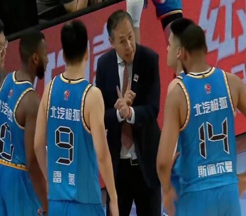 北京男籃不敵上海，豪華內(nèi)線被打成紙老虎，許利民表態(tài)外援有差距