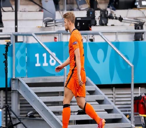 世界杯夢碎、賽季報銷曼聯(lián)兩任教練，都沒能治好德里赫特的背傷