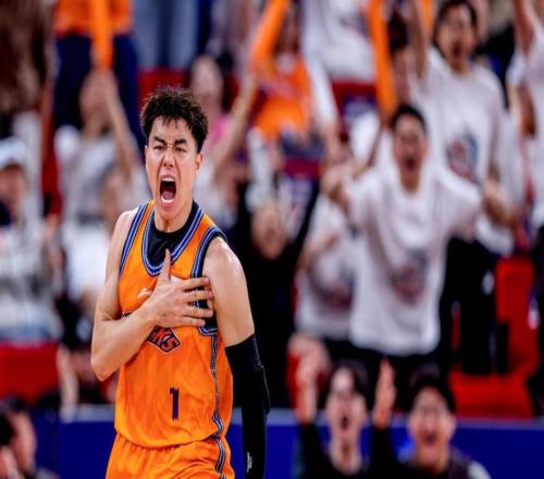 推搡李添荣与球迷击掌之人是首钢副总样貌神情差异较大