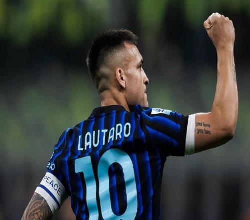 記者：勞塔羅帶傷進入替補席，雖然無法出場但他希望陪伴隊友