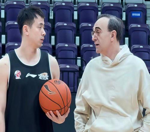 辽鲁老朋友见面其乐融融！赵继伟与邱彪热聊，高诗岩欢迎母队作客