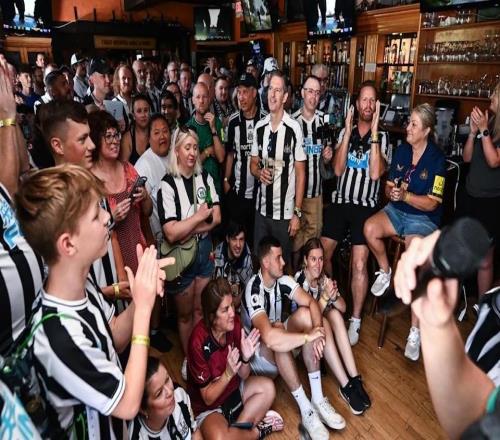 紐卡把英聯(lián)杯獎(jiǎng)杯空運(yùn)到美國(guó)，球迷合影要排隊(duì)