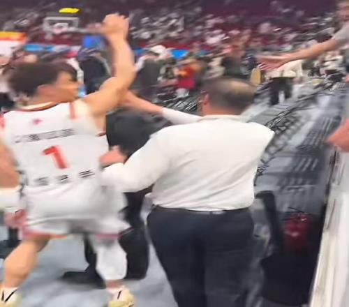 上海球員與球迷擊掌遭安保阻攔推搡，北京首鋼籃球俱樂部：非俱樂部人員，他是維持秩序