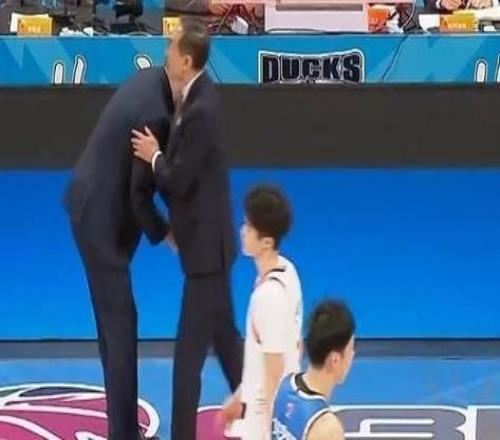 北京主場(chǎng)遭上海雙殺引熱議！媒體吐槽北京男籃豪華內(nèi)線“紙老虎”