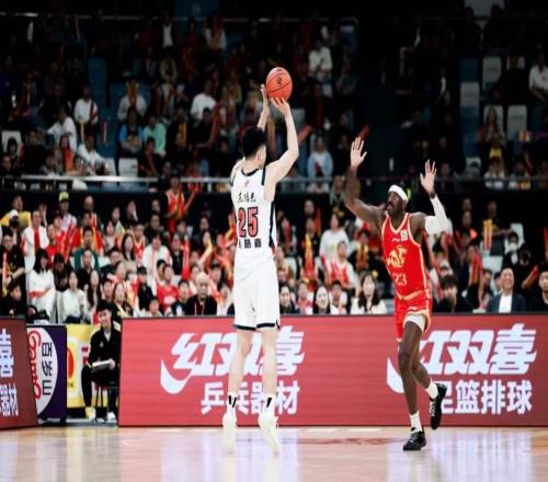 首发19分钟，靠罚球捡1分+正负值最低！球迷：你这是打了7年CBA