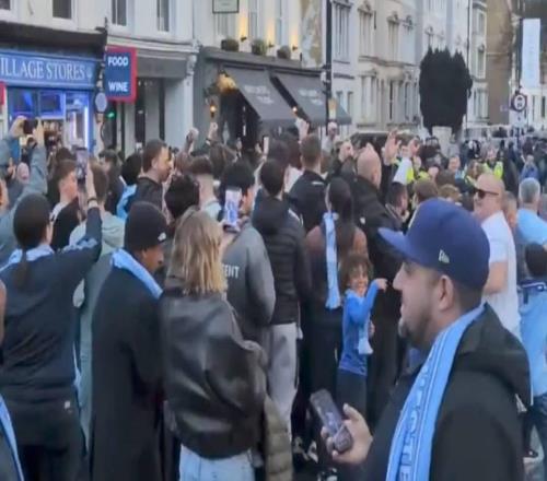 曼城球迷在伦敦街头疯狂庆祝，高唱“阿森纳，你们在看吗”