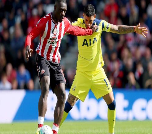 裁判VAR失明90秒：熱刺后衛(wèi)被推倒，紅牌變空氣