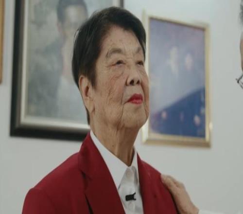 李少芬正式進(jìn)入中國(guó)籃球名人堂，丈夫鐘南山為她穿上“名人禮服”