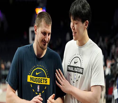 加時逆襲后，約基奇穿越全場去擁抱那個0分鐘的中國小伙