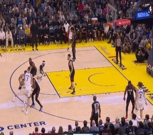 庫里扔了個"普通三分"，勇士球迷卻集體破防