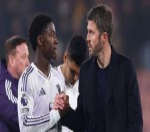 曼聯(lián)新帥上任4個月，把"必走之人"談成8年長約