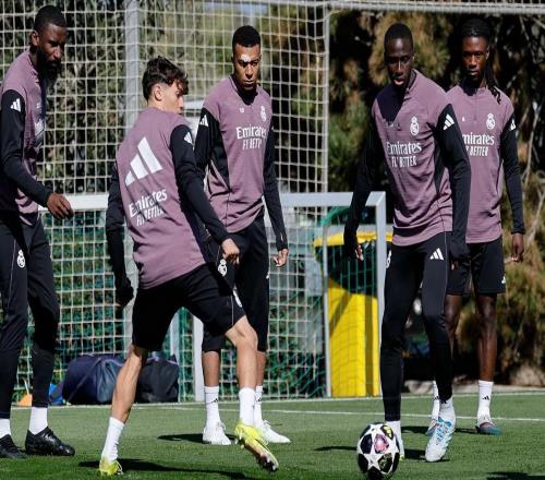 姆巴佩回歸參加皇馬合練，右眉處被包扎著