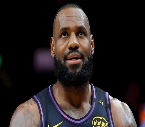 身披“傳奇”徽章球衣完美收官！41歲詹皇半場打卡刷歷史首人紀(jì)錄