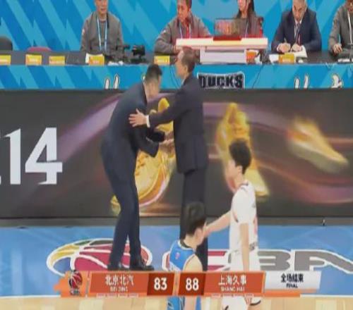 24+17！王哲林打爆NBA雙塔！上海隊(duì)鎖定常規(guī)賽冠軍