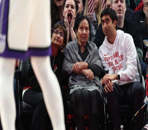 開拓者主場(chǎng)驚現(xiàn)89歲新球迷，看完球直接攤牌：這比我knitting刺激多了