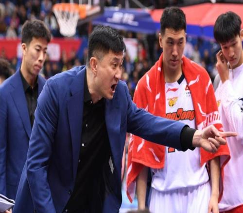廣東男籃：杜鋒身體不適前往醫(yī)院就診由助教暫代指揮