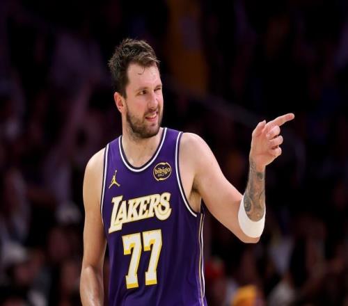 東契奇飛6000公里打一針，湖人季后賽首戰(zhàn)仍得靠詹皇