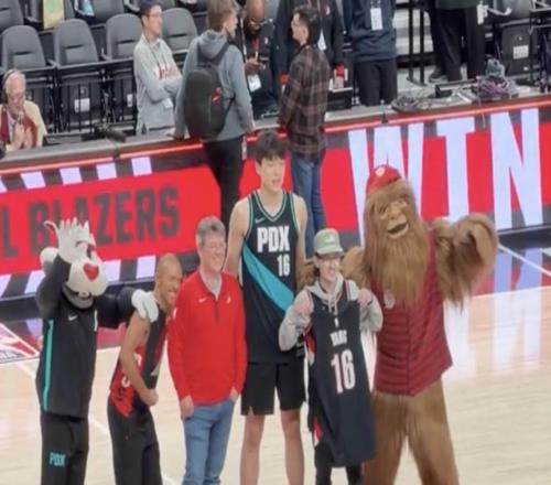 半世紀(jì)熱愛，楊瀚森送球衣給一位從1971年起支持球隊(duì)的老球迷