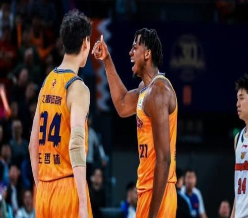 上海男籃沖擊20連勝！盧偉拒絕爆冷，懷特塞德回歸，央視直播