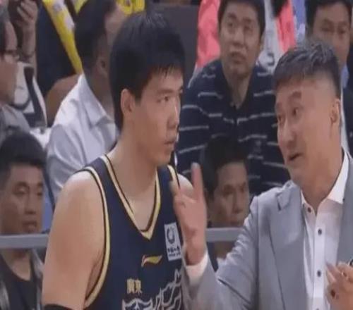 ?。《配h突發(fā)不適！2米11內線回歸廣東隊