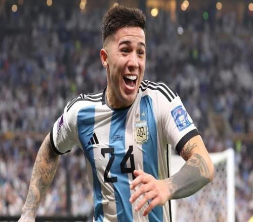 恩佐費(fèi)爾南德斯在隨阿根廷隊(duì)奪得卡塔爾世界杯冠軍后名聲大噪