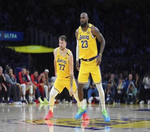 41歲詹皇再奪周最佳！湖人雙核傷情成關(guān)鍵，季后賽命運(yùn)懸而未決