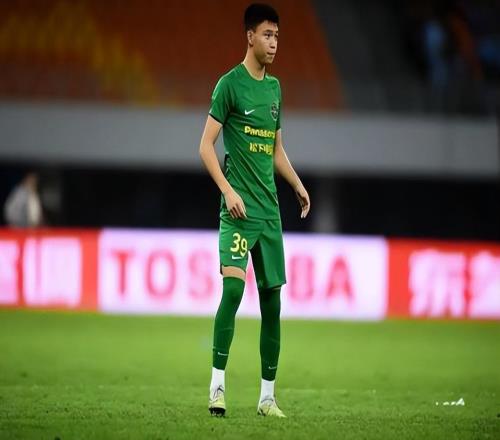 他是跟王鈺棟齊名的06后前鋒，如今被魯能租借到中甲，都一球未進(jìn)