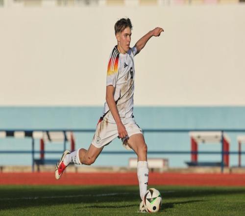 拜仁多特搶人：1200萬解約金挖到德國新核，曼城被晾在一邊