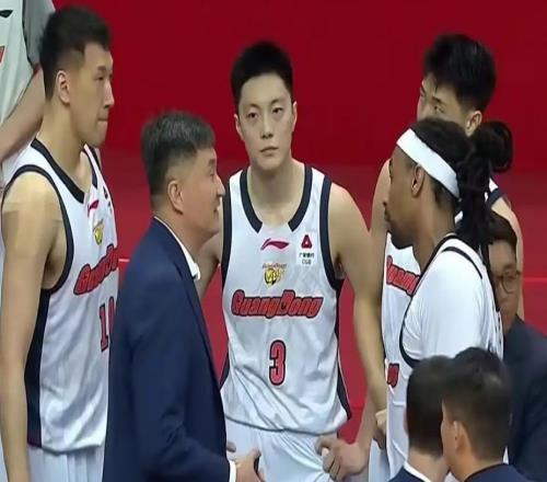 廣東賽前突發(fā)兩動(dòng)態(tài)！杜鋒因腸胃不適缺席，胡明軒終于傷停休息！