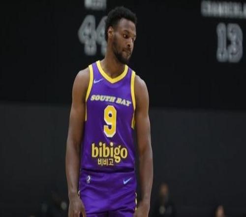 湖人板凳席現(xiàn)魔幻一幕：里夫斯伸手被布朗尼無視，4秒后尷尬補救