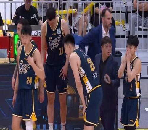 廣東男籃3分險(xiǎn)勝，徐杰27+5+4關(guān)鍵時(shí)刻顯威，奎因26+8+4杜鋒缺陣