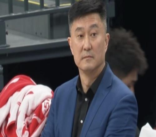 官方：杜鋒突發(fā)不適已經(jīng)就醫(yī)，今晚由助教拉科維奇暫代指揮