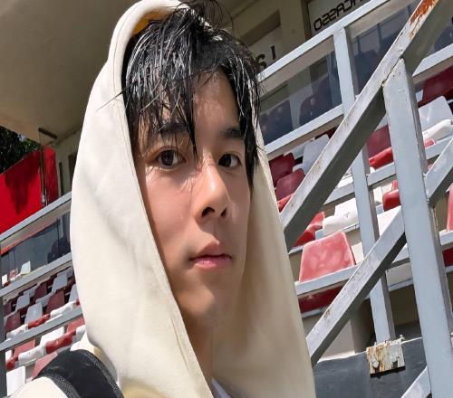 原來(lái)他是李明的兒子，長(zhǎng)得帥在中超4分鐘進(jìn)一球，真是虎父無(wú)犬子