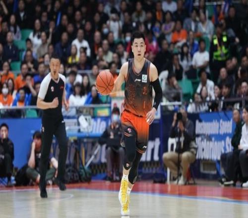 山東男籃三連敗絕非偶然，邱彪心涼了只是表象，兩球員被明顯孤立