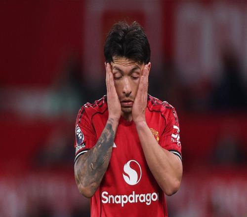 曼聯(lián)遭重創(chuàng)！利馬染紅缺席3場硬仗，被對(duì)手陰了：拽頭發(fā)前遭抓脖